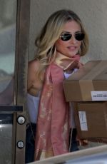 SARAH MICHELLE GELLAR Picks Up Packages from a Post Office in Brentwood 05/04/2022