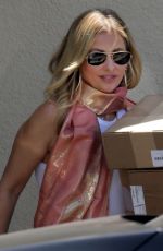 SARAH MICHELLE GELLAR Picks Up Packages from a Post Office in Brentwood 05/04/2022