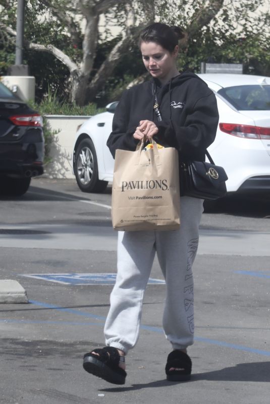 SELENA GOMEZ at Grocery Shopping at Pavilions in Malibu 05/24/2022
