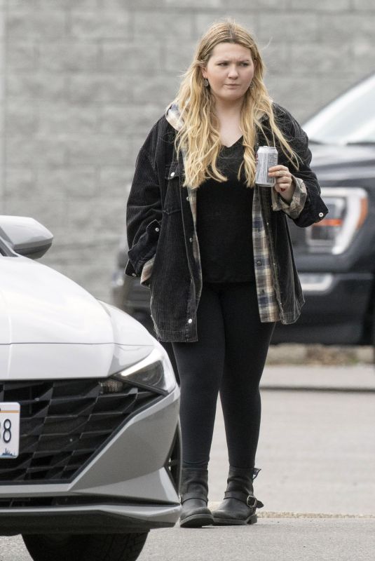 ABIGAIL BRESLIN on the Set of Accused in Toronto 06/03/2022