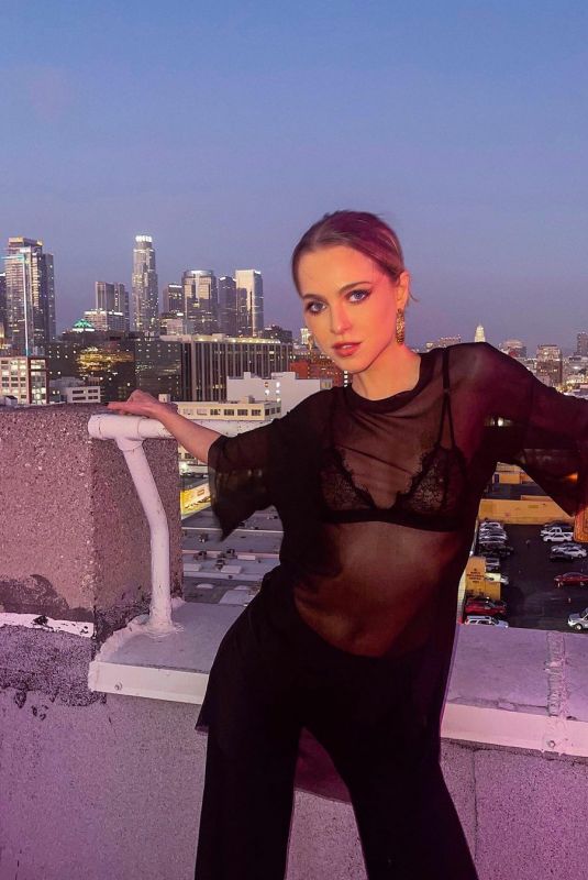 ANNE WINTERS - Instagram Photos 06/19/2022