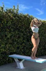 DAISY KEECH - Instagram Photos and Video 06/22/2022