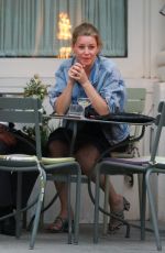 ELIZABETH BANKS and Max Handelman Out for Lunch in Brentwood 06/02/2022