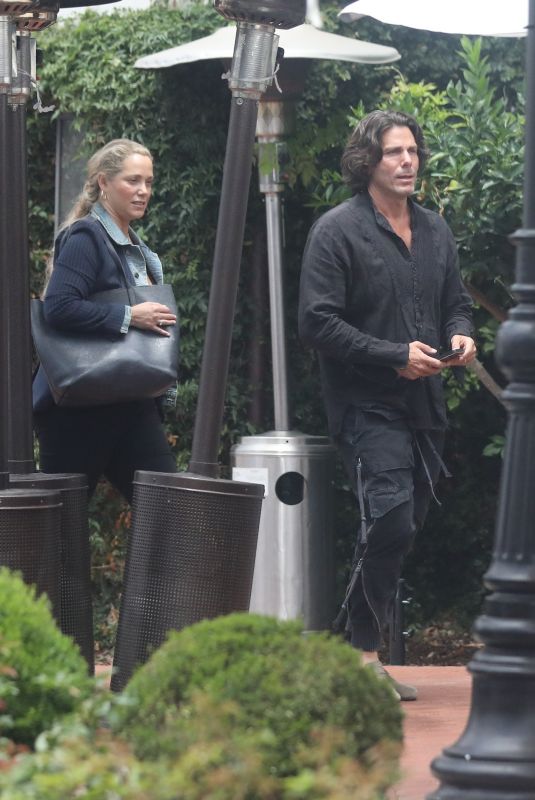 ELIZABETH BERKLEY and Greg Lauren Out for Lunch in Pacific Palisades" (16.06.2022)