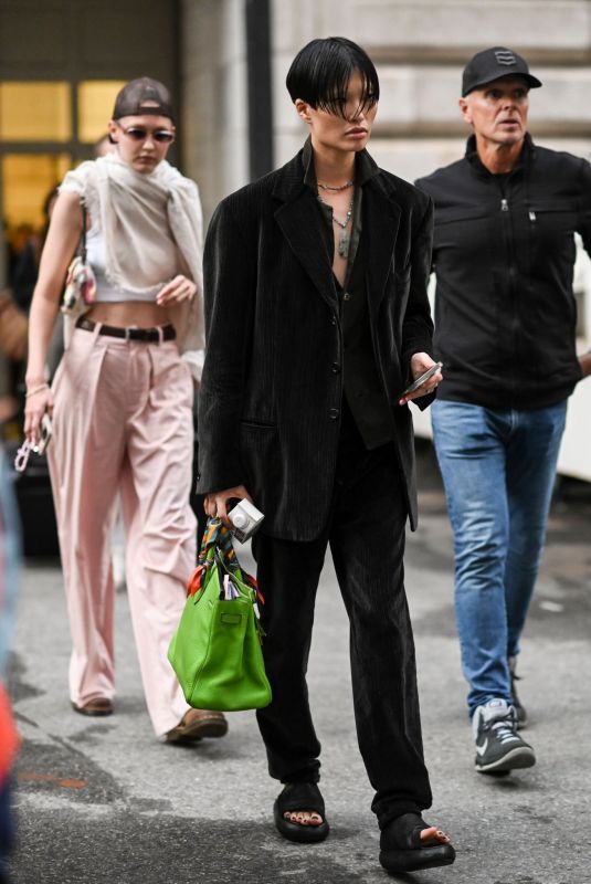 GIGI HADID Arrives at Marc Jacobs Show in New York 06/27/2022