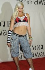 GWEN STEFANI at VH1 Vogue Fashion Awards in New York 10/19/2001