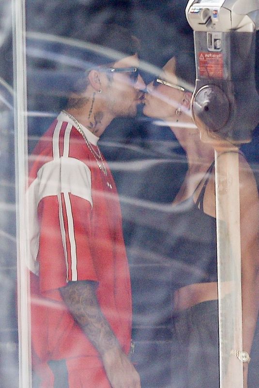 HAILEY and Justin BIEBER Share a Kiss while Checking Out an Office Space in Westwood 06/28/2022