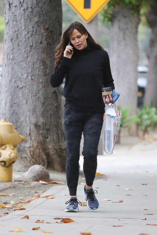 JENNIFER GARNER Out and About in Brentwood 06/03/2022