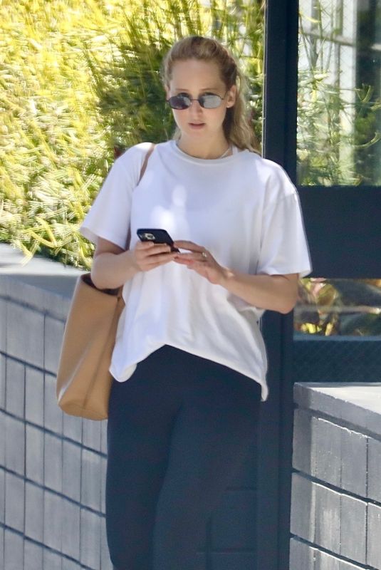 JENNIFER LAWRENCE Heading to Pilates Class in Beverly Hills 06/21/2022