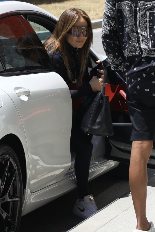JENNIFER LOPEZ Arrives at Her Dance Studio in Los Angeles 06/01/2022