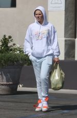 JOJO SIWA Shopping at Gelsons Market in Tarzana 06/15/2022