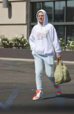 JOJO SIWA Shopping at Gelsons Market in Tarzana 06/15/2022