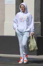 JOJO SIWA Shopping at Gelsons Market in Tarzana 06/15/2022