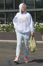 JOJO SIWA Shopping at Gelsons Market in Tarzana 06/15/2022