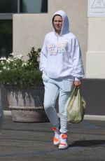 JOJO SIWA Shopping at Gelsons Market in Tarzana 06/15/2022