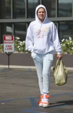 JOJO SIWA Shopping at Gelsons Market in Tarzana 06/15/2022