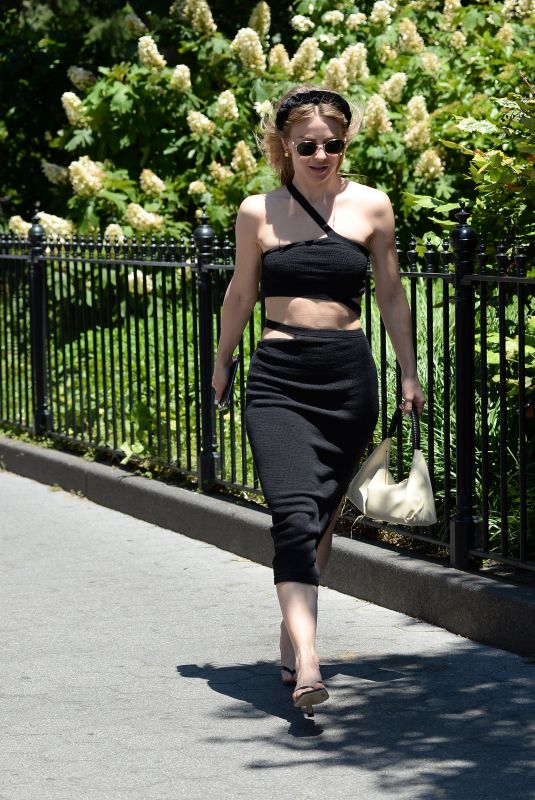 JULIANNE HOUGH Heading to Work in New York 06/26/2022