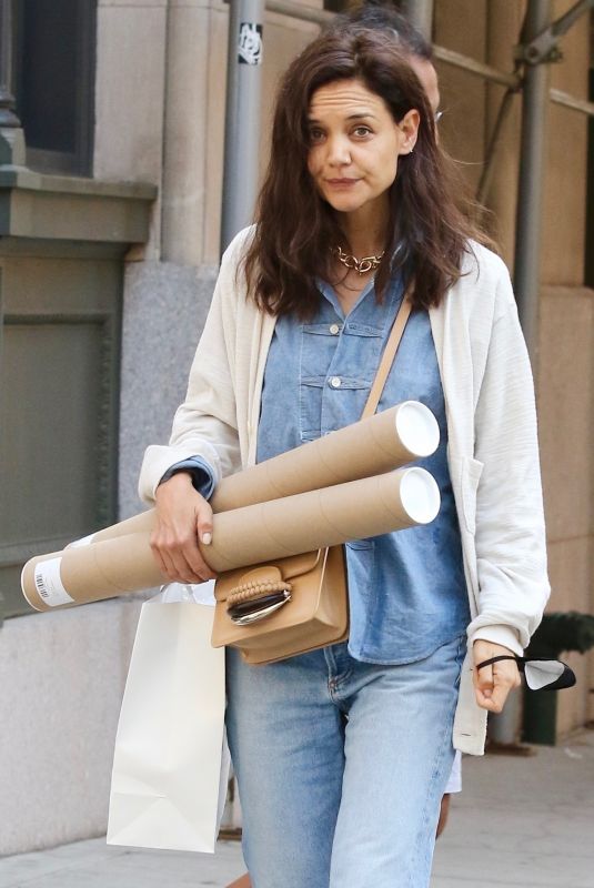 KATIE HOLMES Leaves a Gallery Shop in New York 06/15/2022