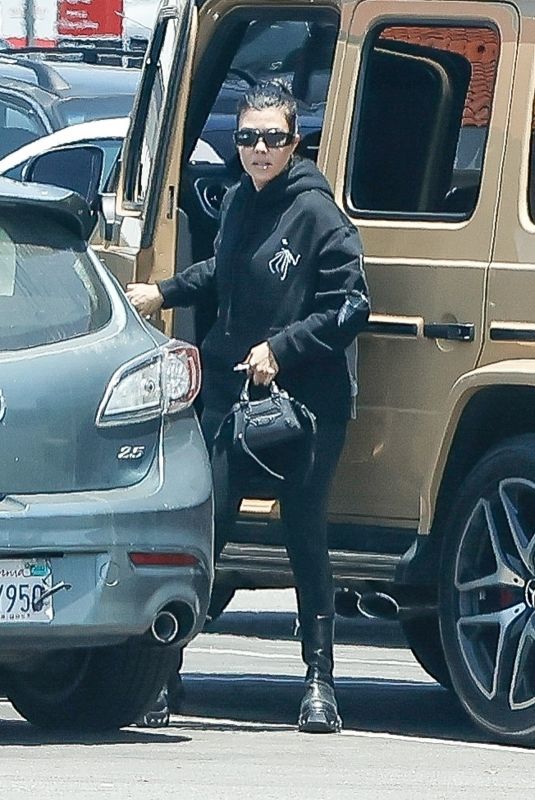 KOURTNEY KARDASHIAN Out in Calabasas 06/03/2022