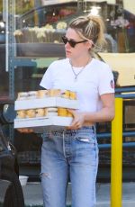 KRISTEN STEWART and DYLAN MEYER Shopping a Pet Supply Store in Los Feliz 05/31/2022