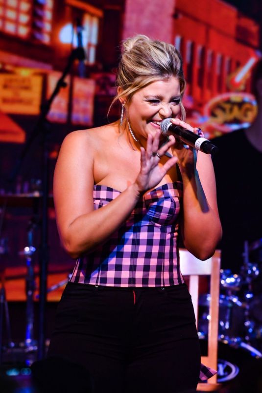 LAUREN ALAINA at Siriusxm’s Music Row Happy Hour Live in Nashville 06/10/2022