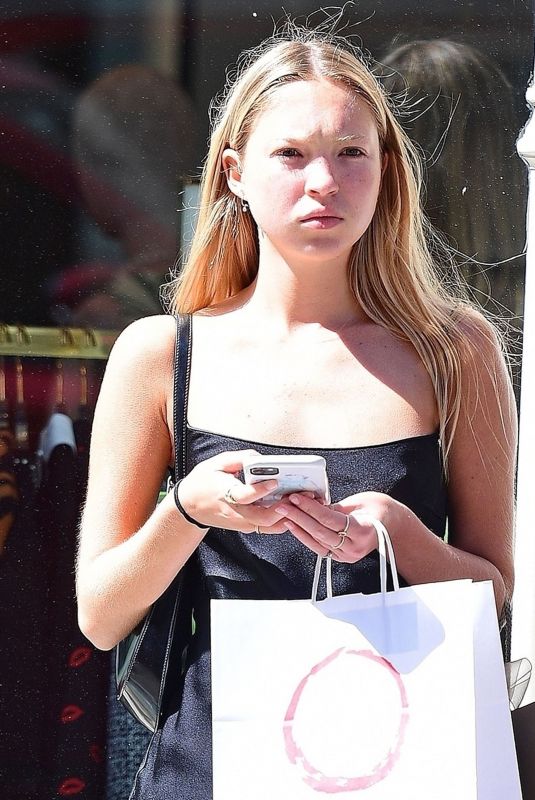 LILA GRACE MOSS Waiting for a Taxi in London 06/20/2022