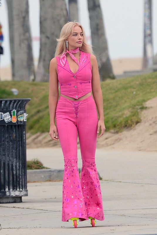 MARGOT ROBBIE Wearing Roller Skates on the Set of Barbie at Venice Beach 06/27/2022