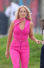 MARGOT ROBBIE Wearing Roller Skates on the Set of Barbie at Venice Beach 06/27/2022