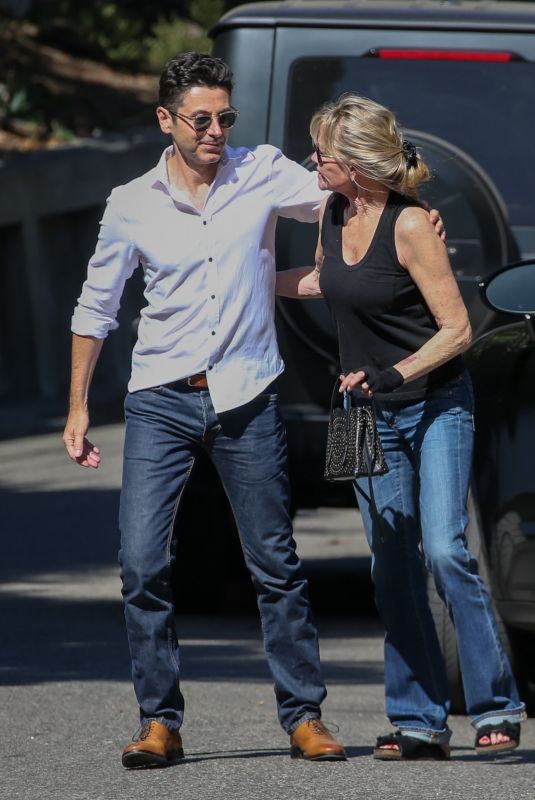 MELANIE GRIFFITH Meets up with Her Realtor in Crescent Heights 06/21/2022