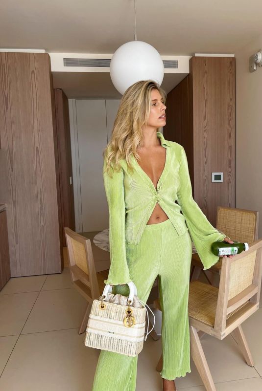 NATASHA OAKLEY - Insagram Photos 06/19/2022