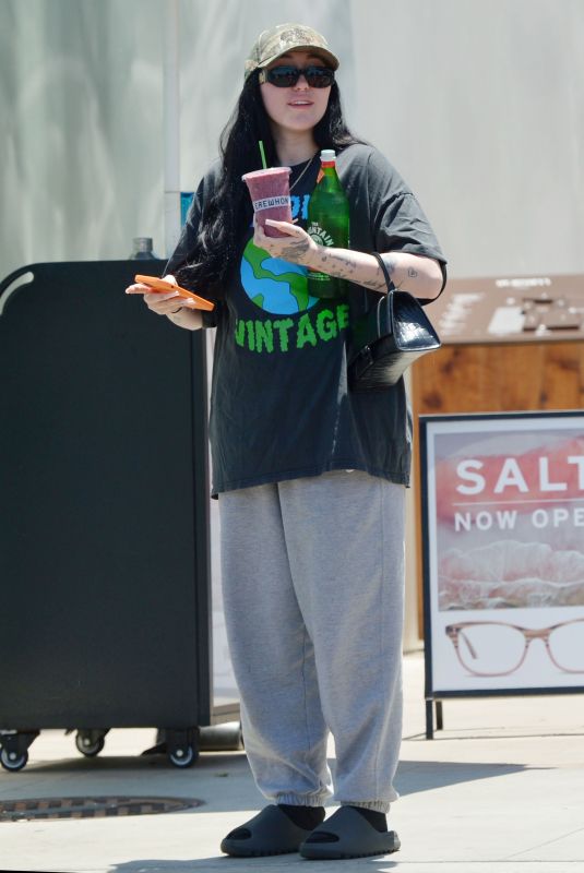 NOAH CYRUS Out for Smoothies in Los Angeles 06/14/2022