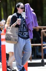 NOAH CYRUS Ouy with Her Boyfriend at a Smoothie Bar in Los Angeles 06/25/2022