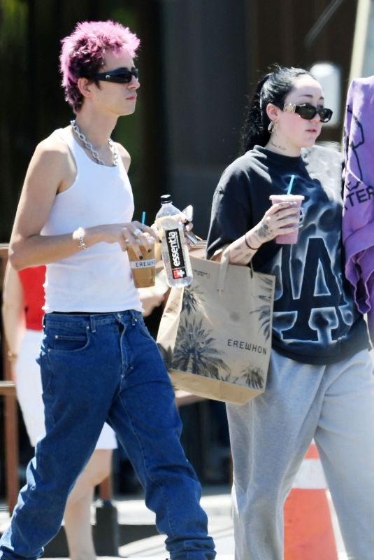 NOAH CYRUS Ouy with Her Boyfriend at a Smoothie Bar in Los Angeles 06/25/2022