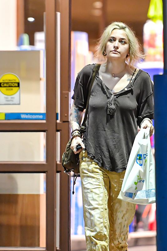 PARIS JACKSON Shopping at CVS in Los Angeles 06/10/2022