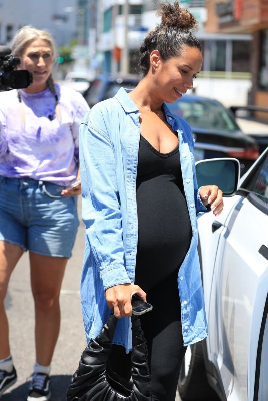 Pregnat LEONA LEWIS at a Doctor