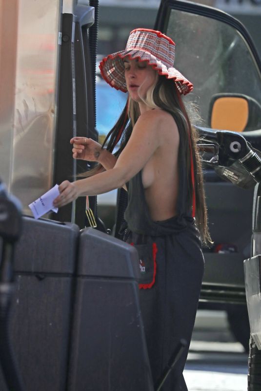 SCOUT WILLIS at a Gas Station in Silver Lake 06/27/2022