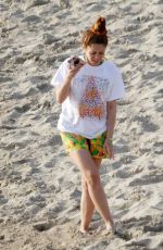 Shakira "Is pictured looking pensive while taking a phone call during her holiday in Ibiza" (18.04.2022)