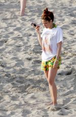 Shakira "Is pictured looking pensive while taking a phone call during her holiday in Ibiza" (18.04.2022)