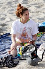 Shakira "Is pictured looking pensive while taking a phone call during her holiday in Ibiza" (18.04.2022)