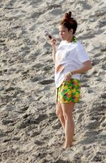 Shakira "Is pictured looking pensive while taking a phone call during her holiday in Ibiza" (18.04.2022)