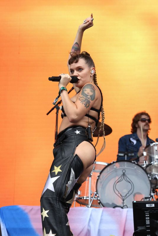 TOVE LO Performs at 2022 Governor
