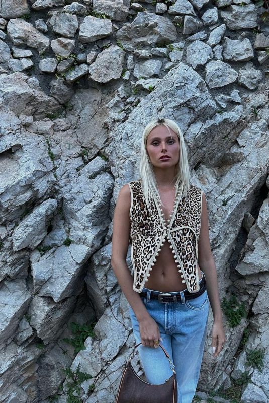 VALENTINA ZENERE - Instagram Photos 05/31/2022