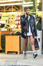 WILLOW SMITH Shopping at Erewhon in Calabasas 06/22/2022