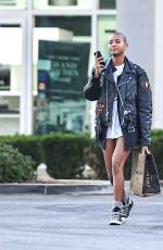 WILLOW SMITH Shopping at Erewhon in Calabasas 06/22/2022