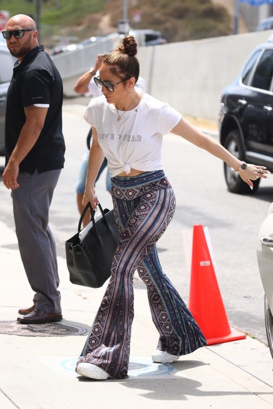 EJNNIFER LOPEZ Arrives at Her Dance Studio in Los Angeles 07/20/2022