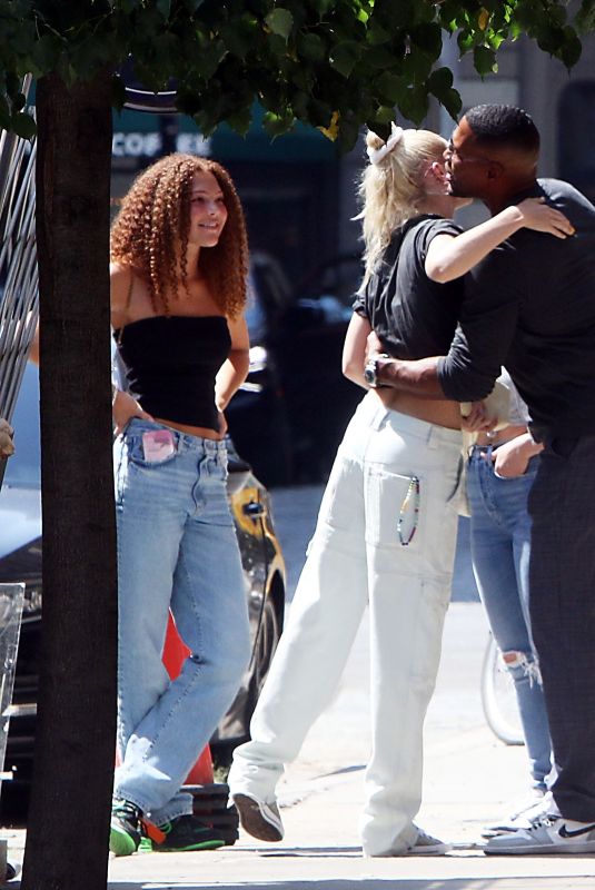 GIGI HADID Greets Michael Strahan and His Girlfriend and Daughter in New York 07/19/2022