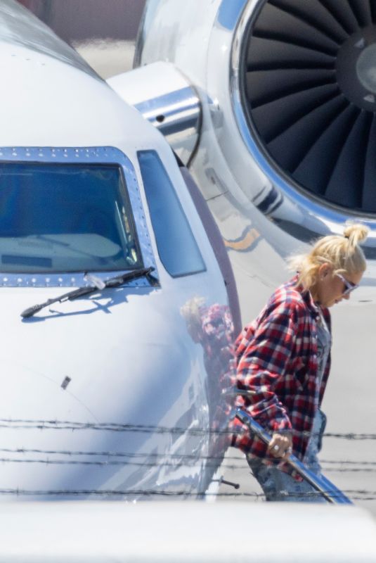 GWEN STEFANI Touch Down in La La Land on Her Private Jet 07/19/2022