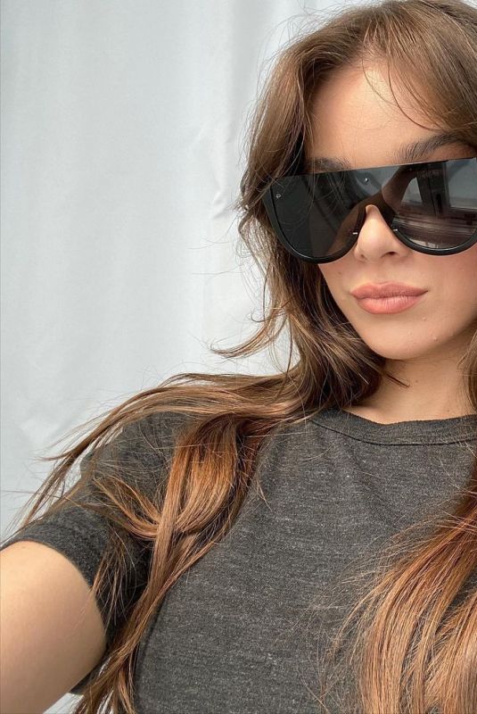 HAILEE STEINFELD - Instagram Photos 07/27/2022