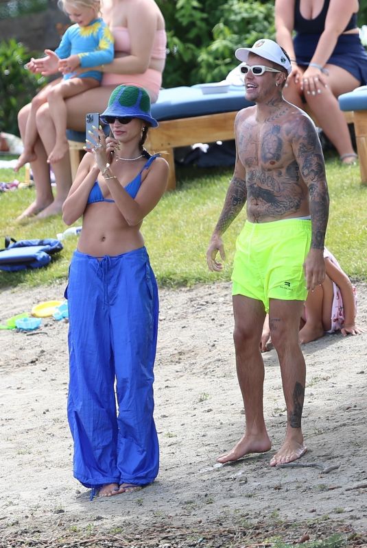 HAILEY and Justin BIEBER, LAUREN SCRUGGS, Jason Keneddy and Usher at a Lake in Idaho 07/05/2022