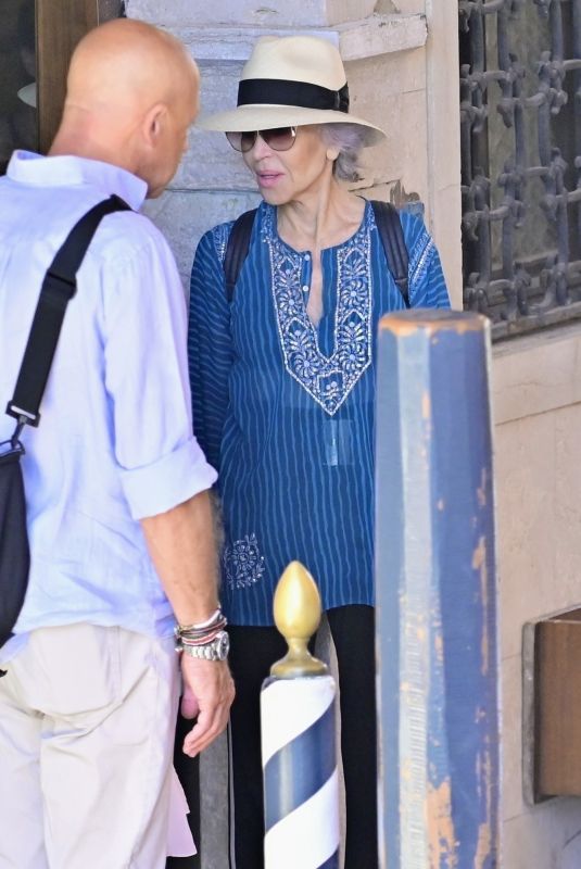 JANE FONDA and CANDICE BERGEN Board a Taxi Boat in Venice 07/10/2022